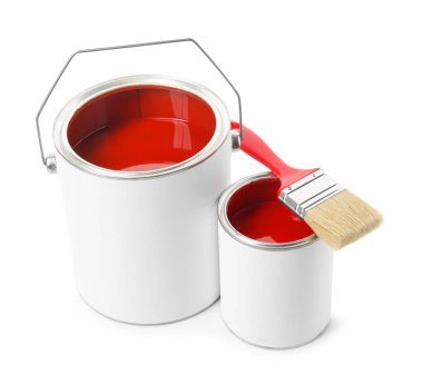 Kırmızı boya ve fırça kutuları beyaza izole edilmiş.