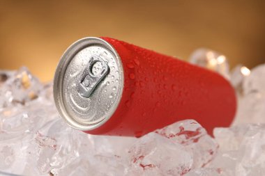 Buzluktaki içeceği altın arkaplana karşı tazeleyen, yakın plan