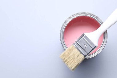 Açık gri arka planda parlak boya ve fırça kutusu, üst manzara. Metin için boşluk