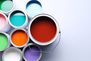 Aydınlık arka planda parlak boya kutuları, düz yatış. Metin için boşluk