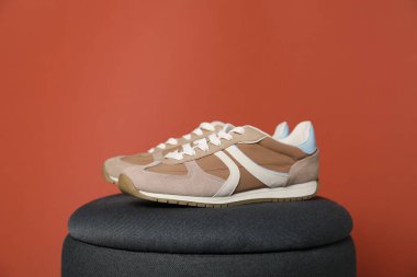 Kırmızı arka planda bir çift şık spor ayakkabı. Metin için boşluk