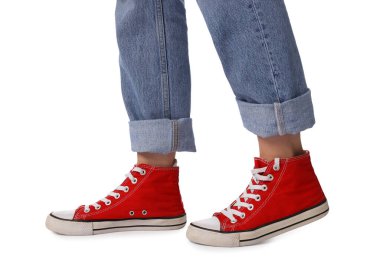 Beyaz arka planda şık ayakkabılar giyen kadın, yakın plan.