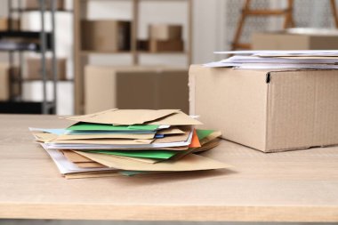 Postanedeki masada bir sürü farklı zarf ve paket var. Metin için boşluk