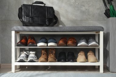 Ayakkabı depolarında farklı ayakkabı ve çantalar var.