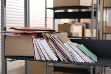 Postanedeki raflarda bir sürü farklı zarf ve paket var. Metin için boşluk