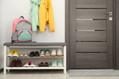 Farklı ayakkabı ve sırt çantalı ayakkabı deposu.