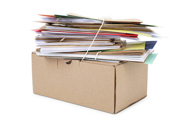 Куча разных бумажных конвертов и посылок на белом фоне. Почта