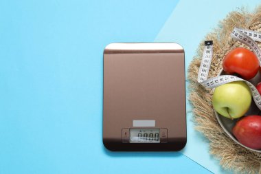 Elektronik mutfak ölçeği, mezura ve açık mavi zemin üzerindeki ürünler, düz zemin. Metin için boşluk