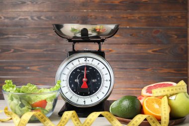 Mutfak pulları, ürünler ve beyaz ahşap masadaki mezuralar.