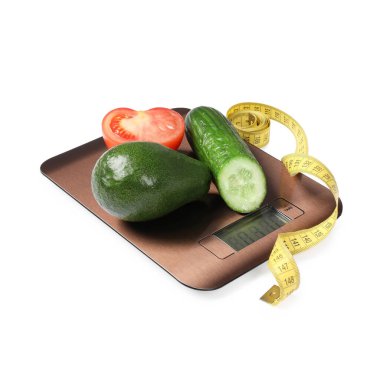 Elektronik mutfak pulları, sebzeler ve ölçüm bandı beyaza izole edilmiş.