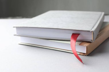 Kırmızı kurdele yer imine sahip bir kitap ve gri arkaplan üzerinde renkli bir tablo, yakın plan