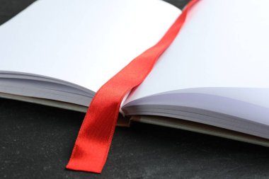 Gri desenli tabloda kırmızı kurdele yer imi olan açık planlayıcı, kapat