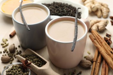 Masada fincanlarda, baharatlarda ve kuru yapraklarda Aromatik Masala çayı.