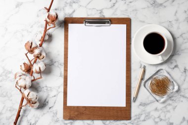Beyaz mermer zemin üzerinde boş kağıt ve pano ile düz kompozisyon yatıyordu. Metin için boşluk