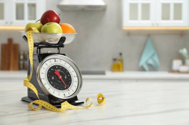 Meyveli mutfak pulları ve hafif mermer masa içerisindeki ölçüm bantları, metin için yer