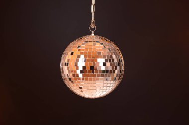 Koyu arkaplanda parlak bir disko topu