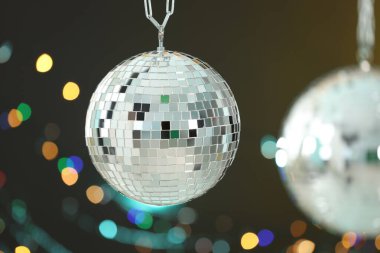 Koyu arkaplanda parlak disko topu ve bulanık ışıklar