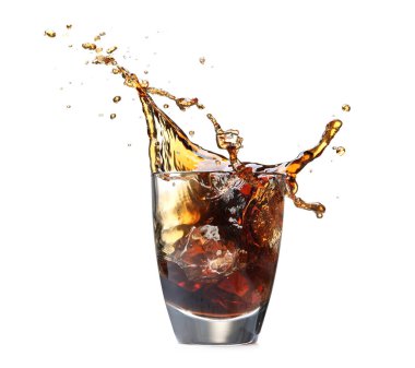 Beyazların üzerine izole edilmiş bardaktan dökülen kola.