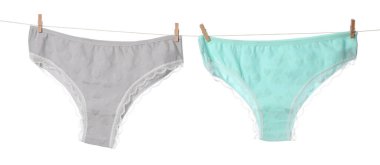 Çamaşır ipinde güzel iç çamaşırları beyaz arka planda