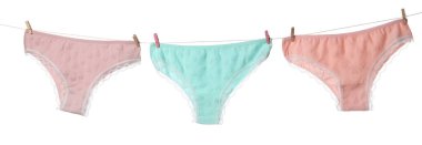 Çamaşır ipinde güzel iç çamaşırları beyaz arka planda