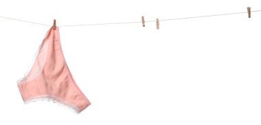 Çamaşır ipinde güzel iç çamaşırları beyaz arka planda