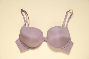 Bej arka planda güzel bir sütyen, üst manzara.