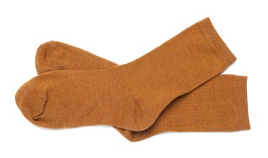 Bir çift kahverengi çorap beyaza izole edilmiş, üst manzara