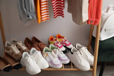 Girişte bir sürü farklı ayakkabı var.