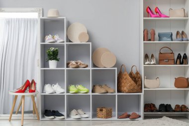 Ayakkabı deposu. İçeride bir sürü farklı ayakkabı bulunan raf ünitesi.