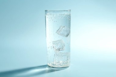 Açık mavi arka planda buzlu soda.