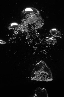 Koyu arkaplanda birçok su kabarcığı, yakın plan