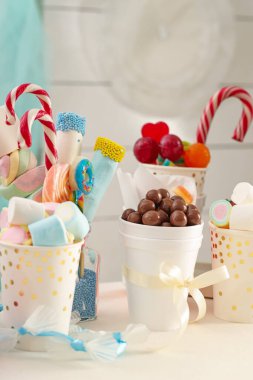 Çikolata. Beyaz masada farklı tatlılar var.