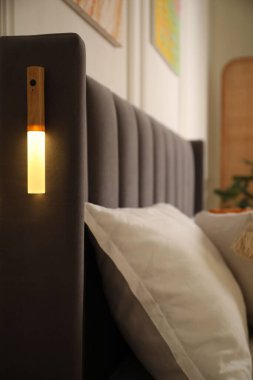 Parlayan modern LED lamba yatağın içinde, yakın plan