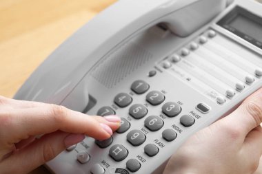 Telefondaki kadın numarası bulanık arkaplan, yakın plan.