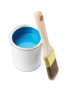 Açık mavi boya ve fırça tenekesi beyazda izole edilmiş.