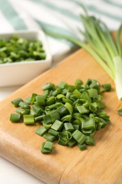 Masada taze taze soğan kes, yakın plan.