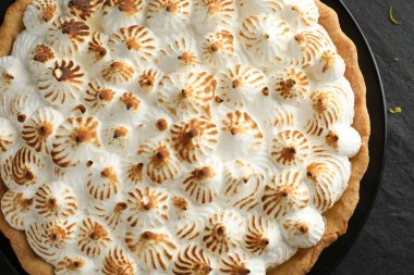 Nefis kremalı turta, masanın üstünde.