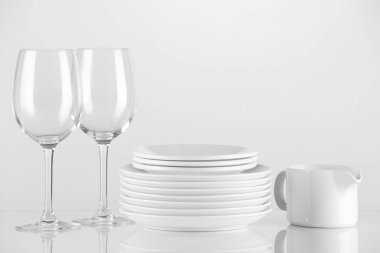 Arka planda farklı temiz bulaşık takımı var. Metin için boşluk