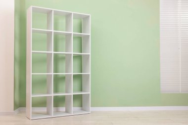 İçerideki zeytin duvarının yanındaki boş raf ünitesi. Metin için boşluk