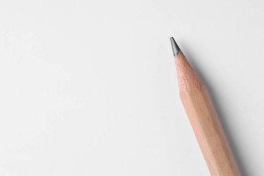 Açık gri arka planda bir kalem, üst manzara. Metin için boşluk