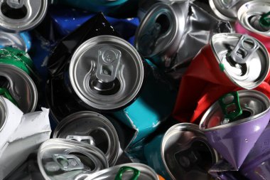 Arkaplan olarak birçok buruşuk teneke kutu, yakın plan