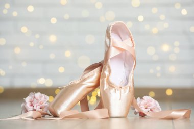 Yerde bulanık ışıklara karşı bir çift güzel sivri ayakkabı ve dekor, yazı için yer. Bokeh etkisi