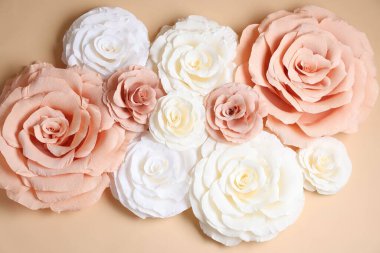 Bej arka planda güzel kağıt çiçekler, düz uzanmış