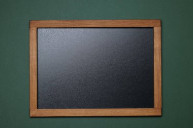 Yeşil arkaplanda boş küçük karatahta, üst görünüm