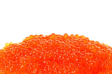 Beyaz üzerine izole edilmiş lezzetli kırmızı havyar yığını.