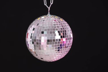 Siyah arkaplanda parlak bir disko topu