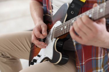 Arabulucuyla gitar çalan adam, eline odaklan.