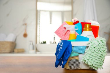 Tuvaletteki ahşap masada temizlik malzemeleri. Metin için boşluk