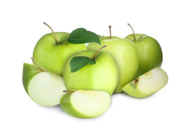 Beyaza izole edilmiş taze sulu yeşil elmalar. Tam ve dilimlenmiş.