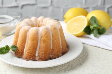 Lezzetli limonlu pasta, jöleli, naneli ve narenciye meyveli masa, yakın çekim.